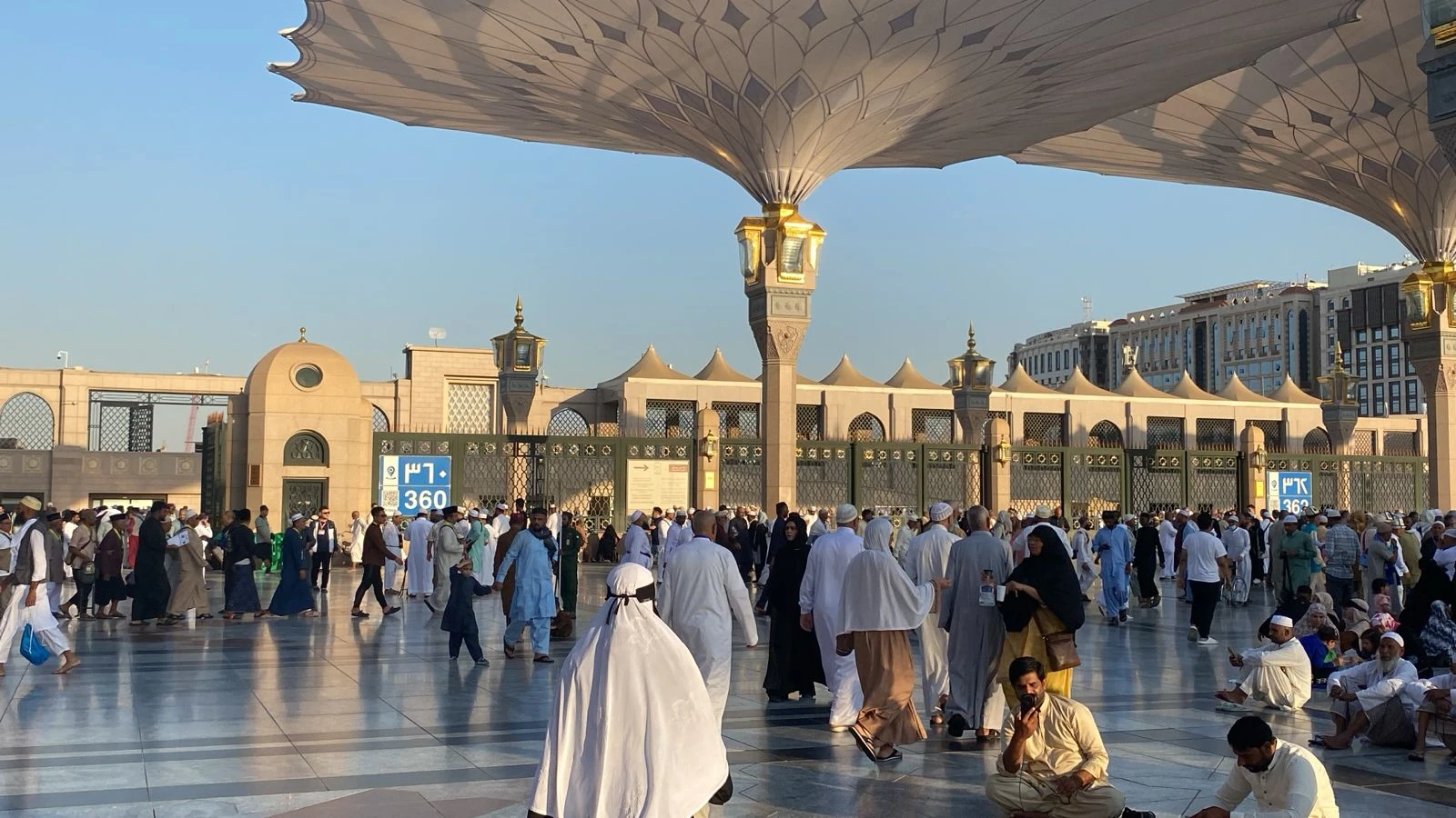 Jamaah di Area Masjid Nabawi
