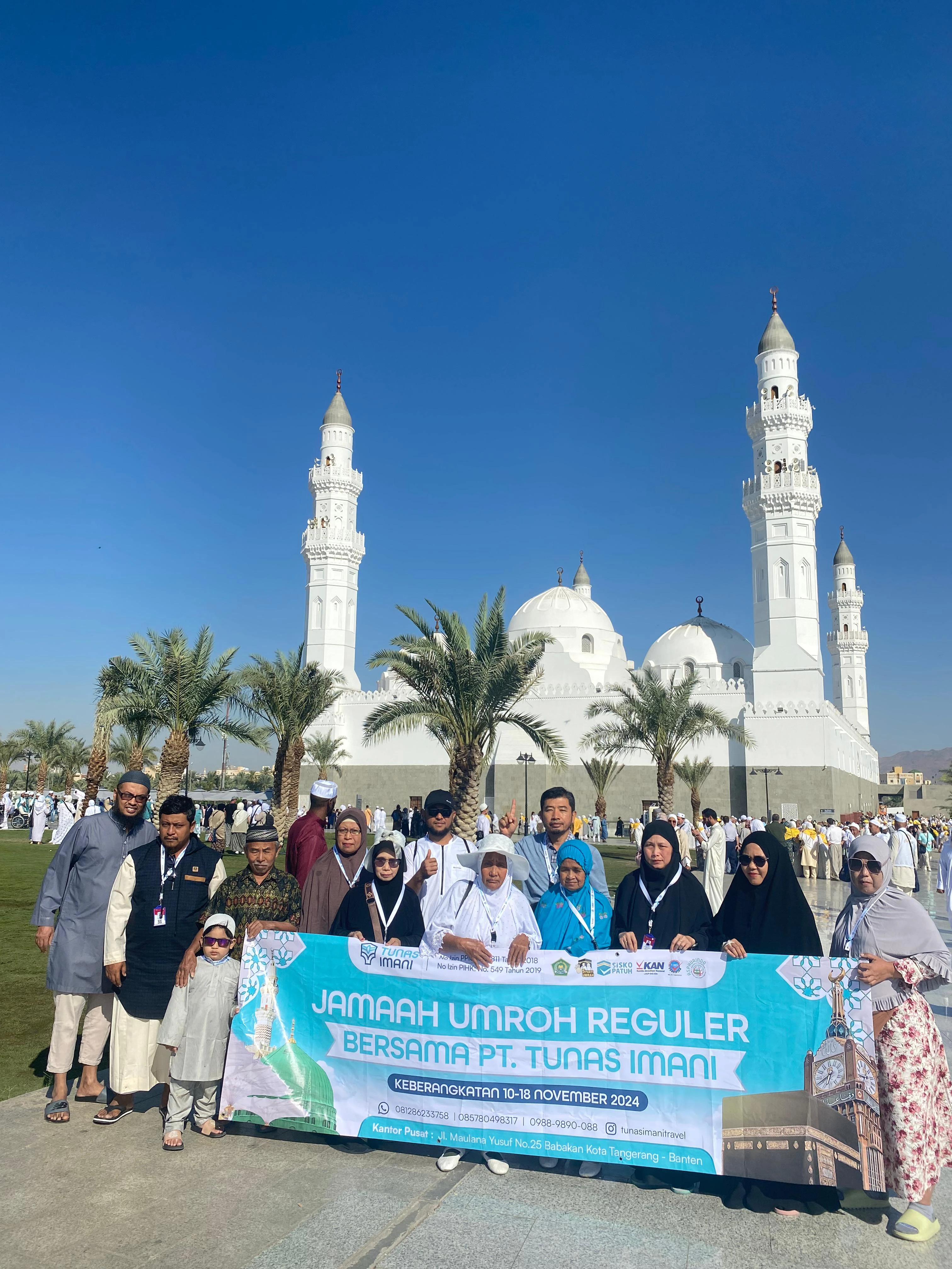 Jamaah di Masjid Quba