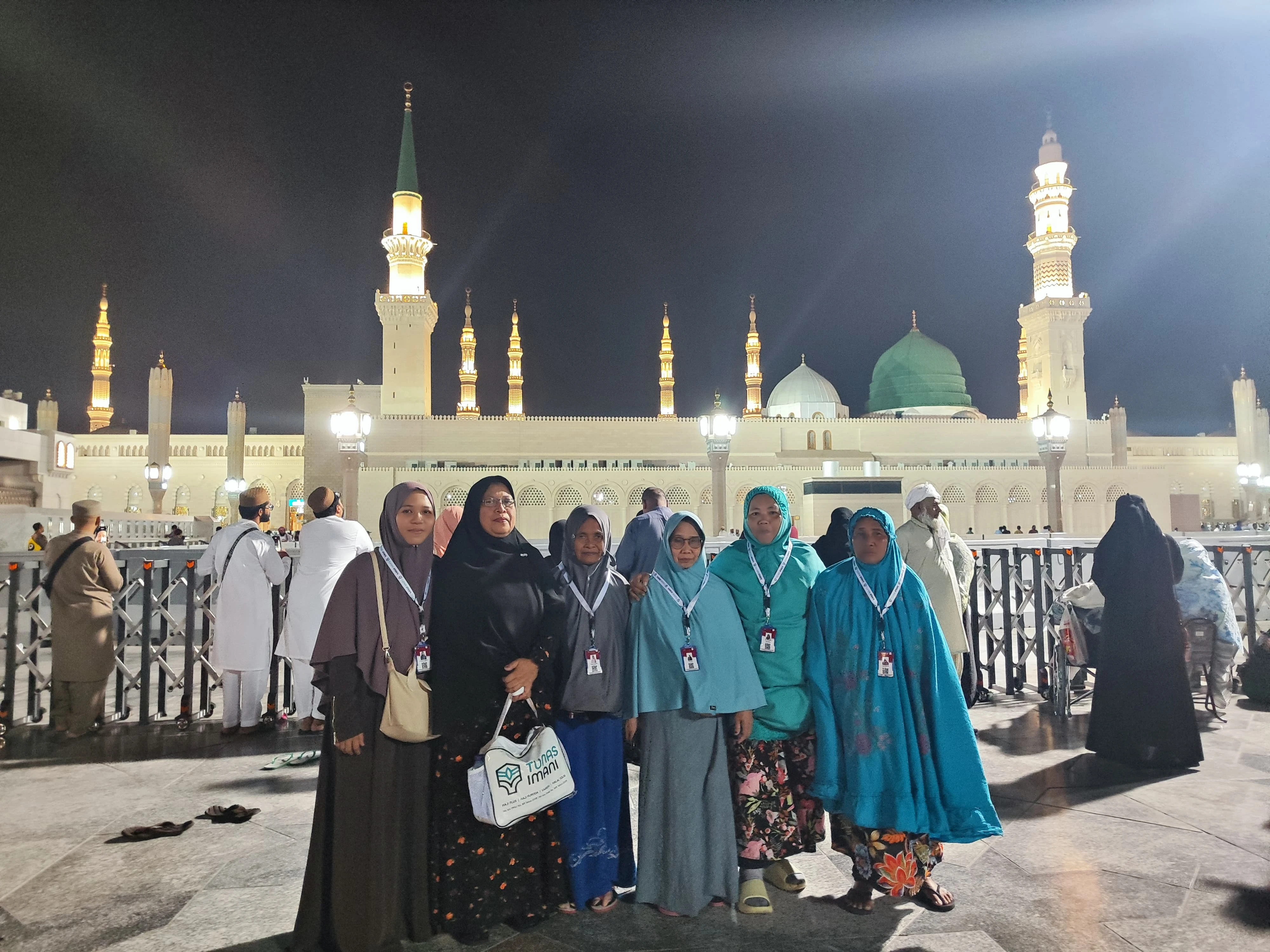 Jamaah Perempuan di Raudhah